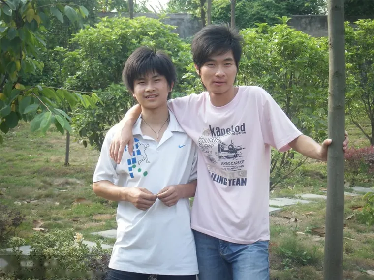搭着肩的两个少年