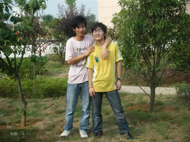 操场边的合影
