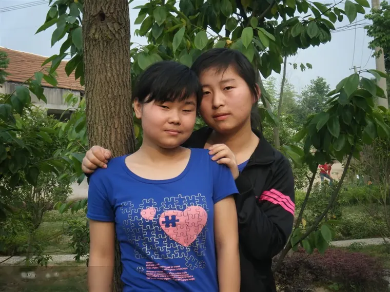 搭肩的姐妹
