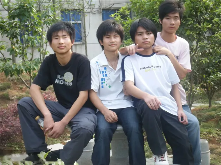 台阶上的四个人