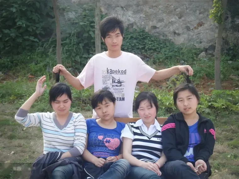 挤在一起的四个人