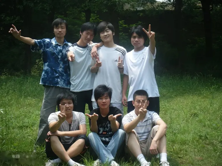 举起手的我们